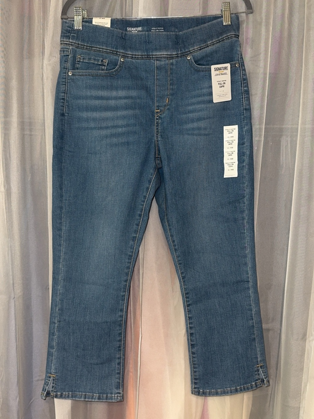 Signature by Levi Strauss Midwash Blue Pull-on Capri Jeans